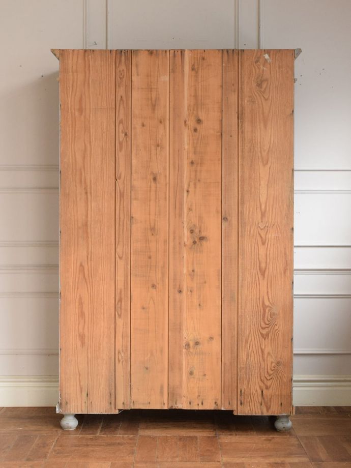 キャビネットの後ろ姿