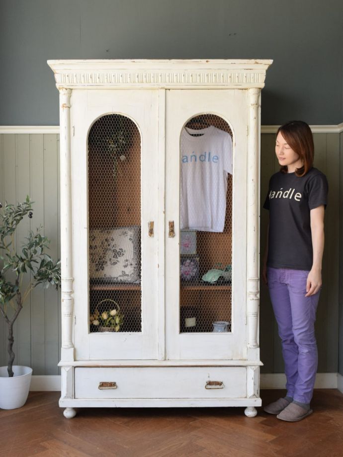 フランスのおしゃれなアンティークワードローブ