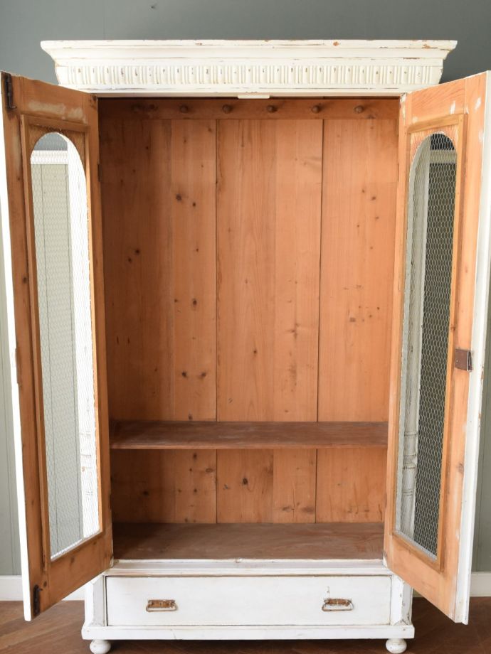 アンティークキャビネットの扉の中