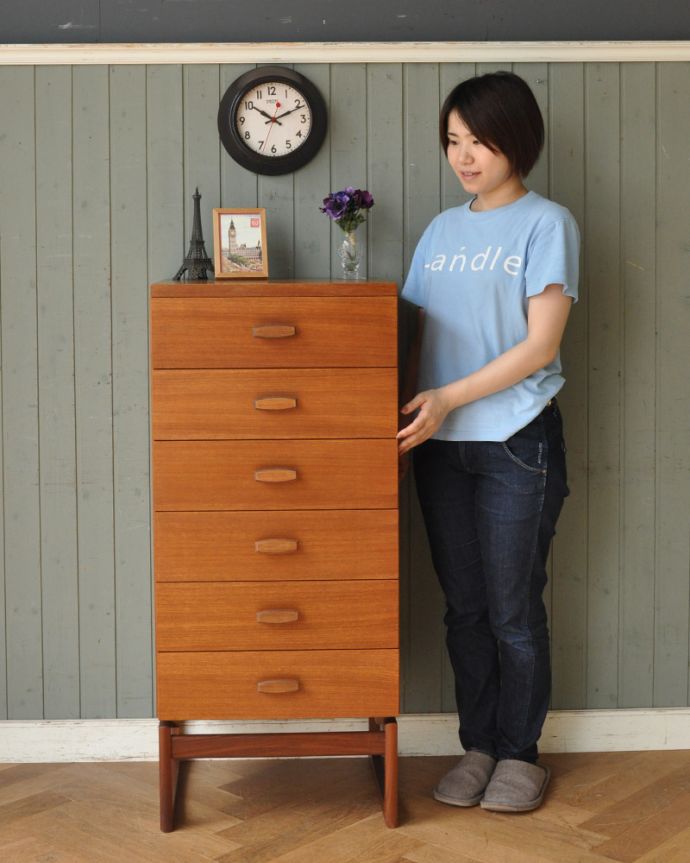 G-PLAN(Gプラン)　アンティーク家具　G-PLANのアンティーク家具、どこにでも置けるスリムなサイズ、北欧デザインのチェスト（６段）。スリムなチェストです。(x-855-f)