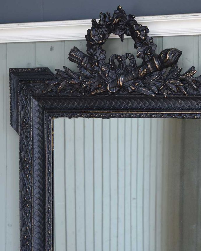 アンティーク ミラー（鏡）　アンティーク雑貨　かっこいいブラックペイント、存在感たっぷりのアンティークのレクタングルミラー。見るたびにうっとりするモールディングの美しさ煌びやかなモールディングの縁取りが美しいアンティークのミラーは、覗き込む度に女性だったら誰もがワクワクしちゃう美しいデザインが一番の魅力です。(x-855-z)