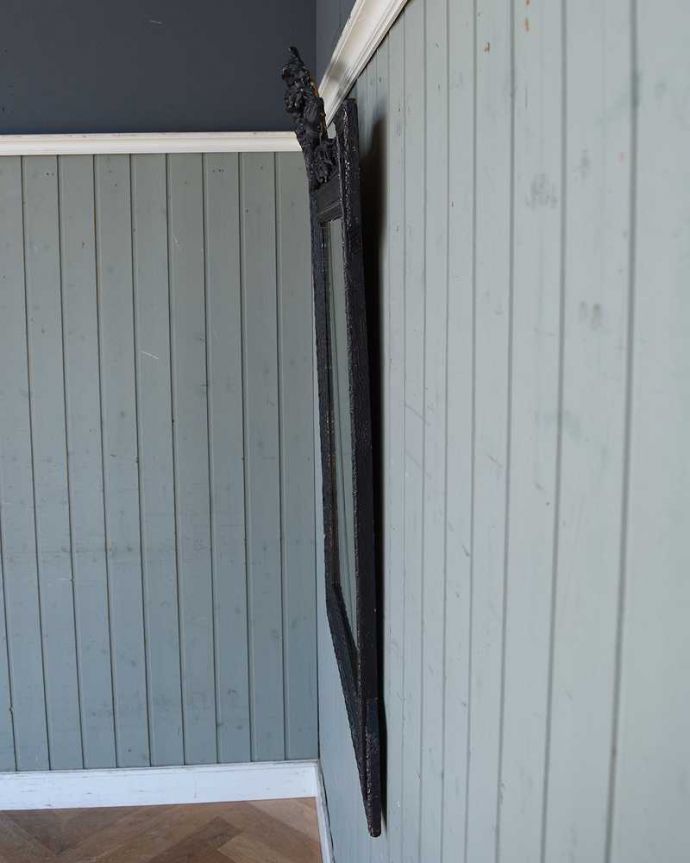 アンティーク ミラー（鏡）　アンティーク雑貨　かっこいいブラックペイント、存在感たっぷりのアンティークのレクタングルミラー。アンティークらしい独特のデザイン華やかなデザインのアンティークのミラーは、覗き込む度に女性だったら誰もがワクワクしちゃう美しいデザインが一番の魅力です。(x-855-z)