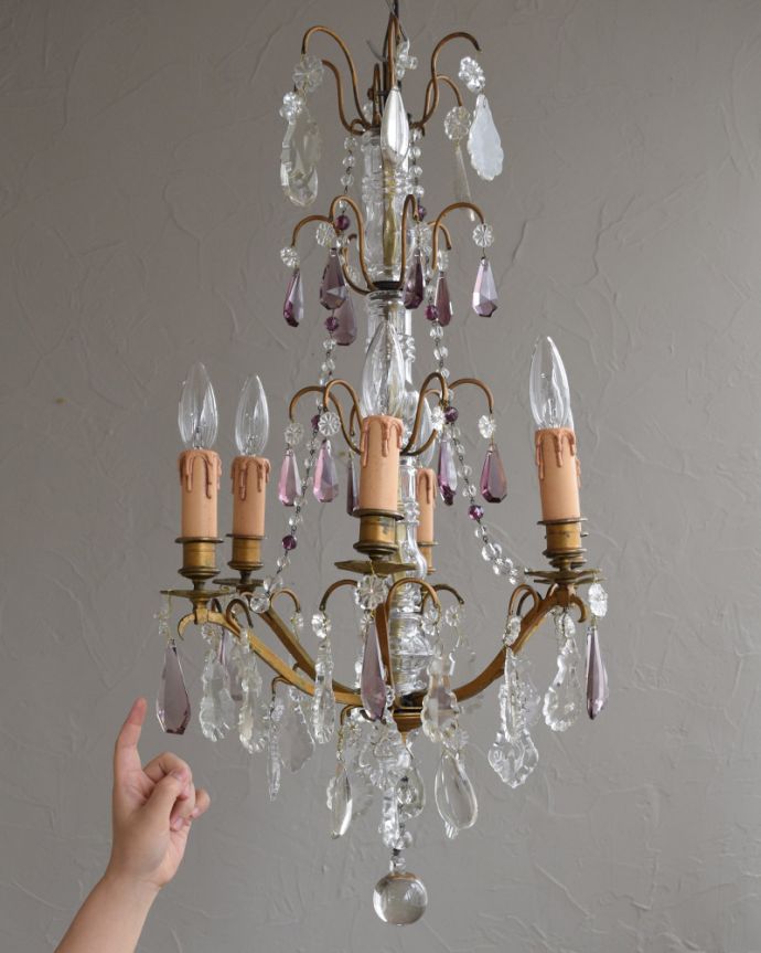 シャンデリア　照明・ライティング　ガラスの支柱、ビーズが煌くフランスのアンティークシャンデリア(6灯)（Ｅ17シャンデリア球付） 。。(x-856-z)