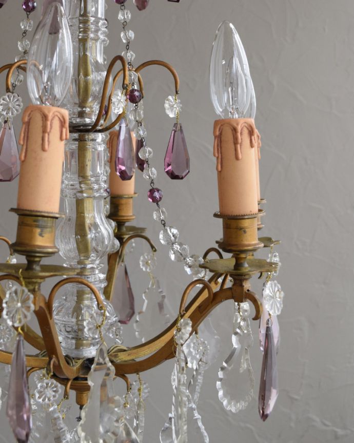 シャンデリア　照明・ライティング　ガラスの支柱、ビーズが煌くフランスのアンティークシャンデリア(6灯)（Ｅ17シャンデリア球付） 。。(x-856-z)
