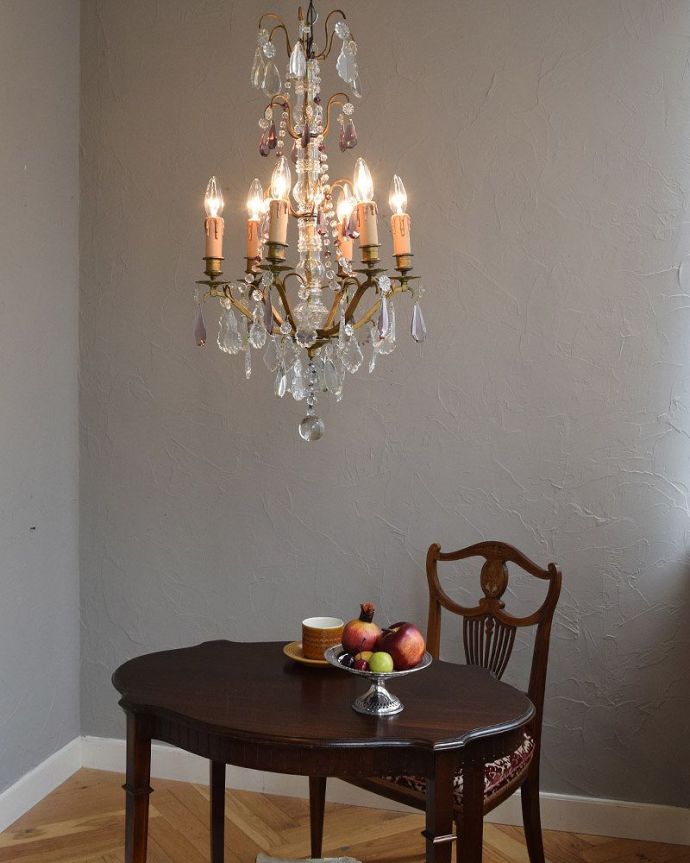 シャンデリア　照明・ライティング　ガラスの支柱、ビーズが煌くフランスのアンティークシャンデリア(6灯)（Ｅ17シャンデリア球付） 。。(x-856-z)