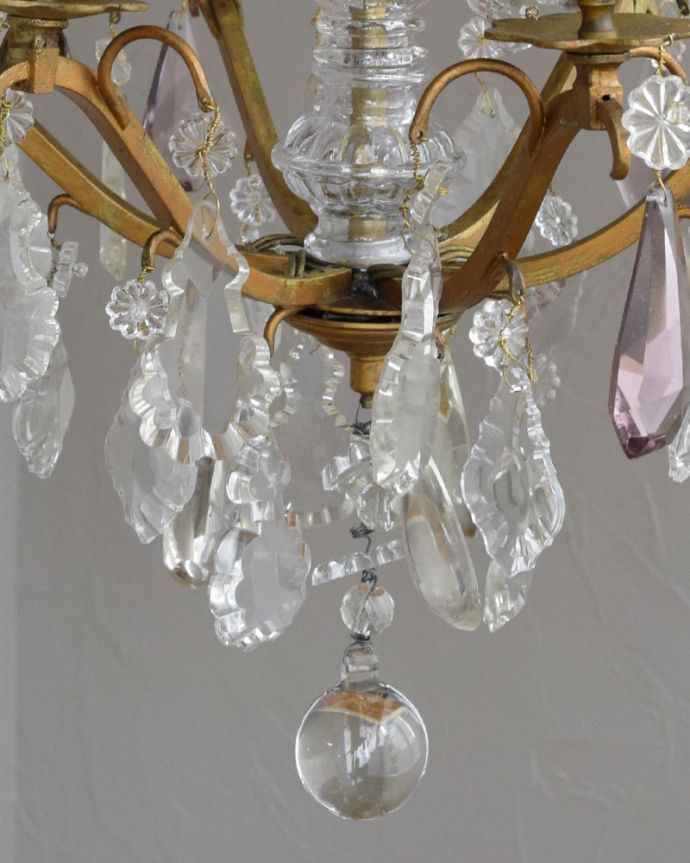 シャンデリア　照明・ライティング　ガラスの支柱、ビーズが煌くフランスのアンティークシャンデリア(6灯)（Ｅ17シャンデリア球付） 。。(x-856-z)