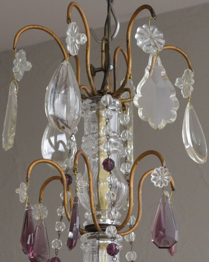 シャンデリア　照明・ライティング　ガラスの支柱、ビーズが煌くフランスのアンティークシャンデリア(6灯)（Ｅ17シャンデリア球付） 。。(x-856-z)