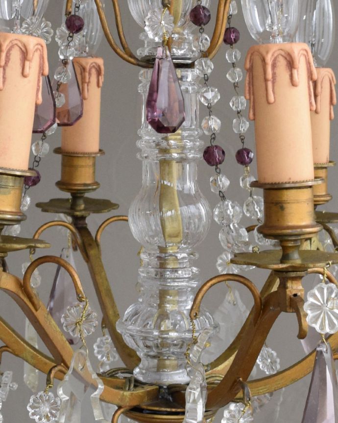 シャンデリア　照明・ライティング　ガラスの支柱、ビーズが煌くフランスのアンティークシャンデリア(6灯)（Ｅ17シャンデリア球付） 。。(x-856-z)