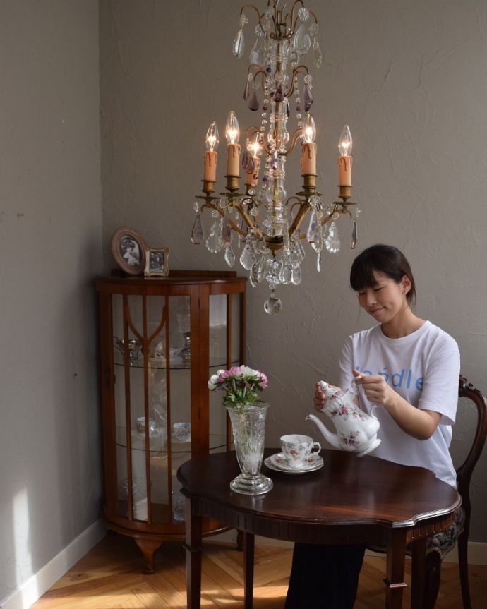 シャンデリア　照明・ライティング　ガラスの支柱、ビーズが煌くフランスのアンティークシャンデリア(6灯)（Ｅ17シャンデリア球付） 。。(x-856-z)