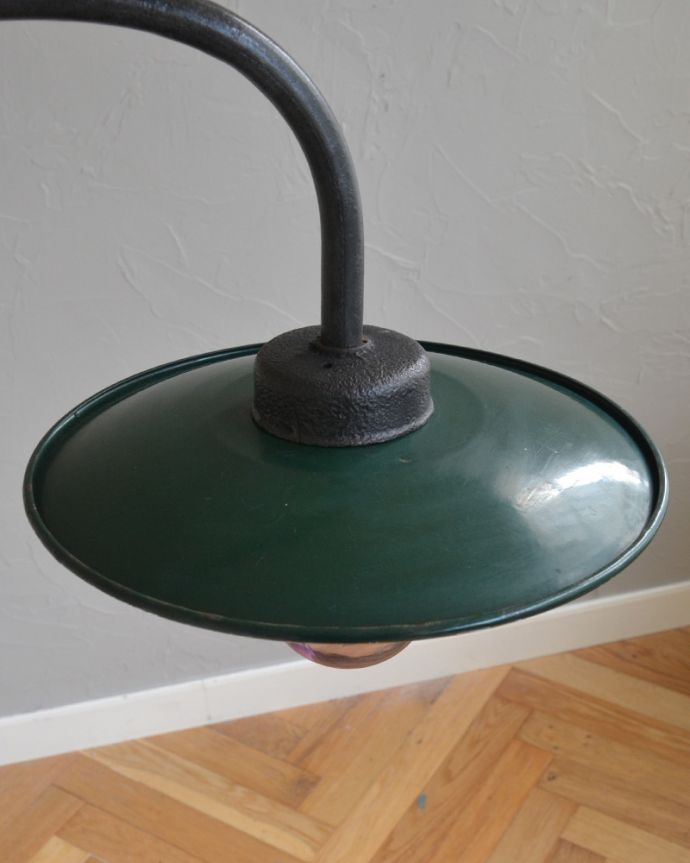 壁付けブラケット　照明・ライティング　フランスらしいデザインにうっとり、アンティークデッキランプ (外灯）（E26球付）。。(x-857-z)