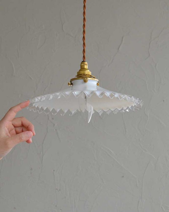 ペンダントライト　照明・ライティング　ミルクガラスのアンティークペンダントライト（コード・シャンデリア電球・ギャラリーA付き）。。(x-862-z)