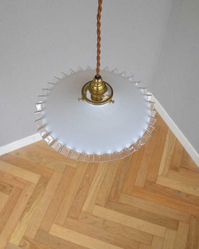 ペンダントライト　照明・ライティング　ミルクガラスのアンティークペンダントライト（コード・シャンデリア電球・ギャラリーA付き）。。(x-862-z)