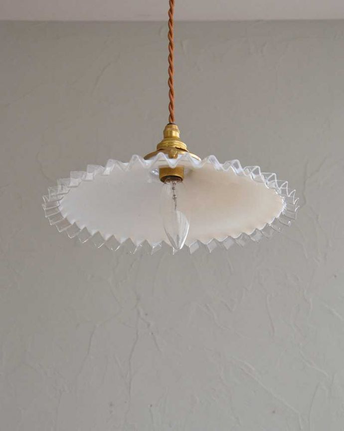 ペンダントライト　照明・ライティング　ミルクガラスのアンティークペンダントライト（コード・シャンデリア電球・ギャラリーA付き）。。(x-862-z)