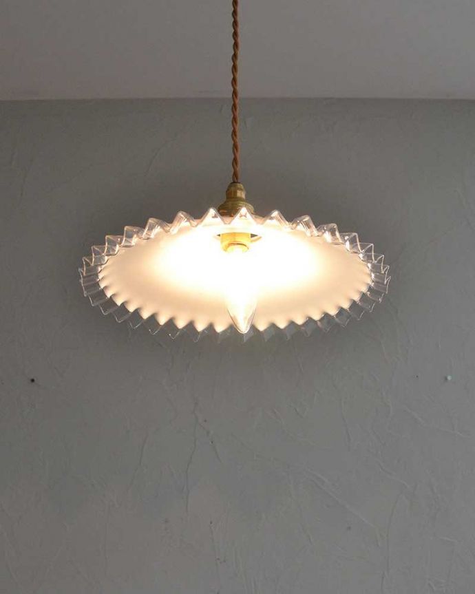 ペンダントライト　照明・ライティング　ミルクガラスのアンティークペンダントライト（コード・シャンデリア電球・ギャラリーA付き）。。(x-862-z)