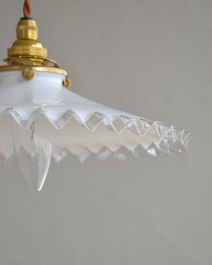 ペンダントライト　照明・ライティング　ミルクガラスのアンティークペンダントライト（コード・シャンデリア電球・ギャラリーA付き）。。(x-862-z)