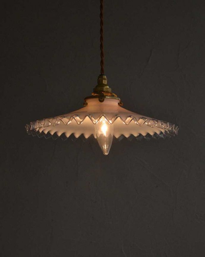 ペンダントライト　照明・ライティング　ミルクガラスのアンティークペンダントライト（コード・シャンデリア電球・ギャラリーA付き）。。(x-862-z)