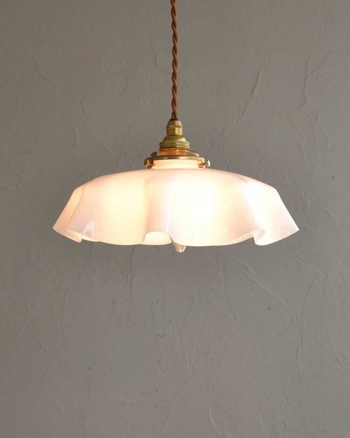 ペンダントライト　照明・ライティング　波うつデザインが可愛いアンティークのガラスランプシェード（コード・シャンデリア電球・ギャラリーA付き）　。。(x-863-z)