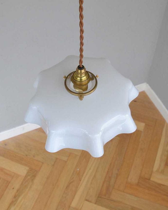 ペンダントライト　照明・ライティング　波うつデザインが可愛いアンティークのガラスランプシェード（コード・シャンデリア電球・ギャラリーA付き）　。。(x-863-z)