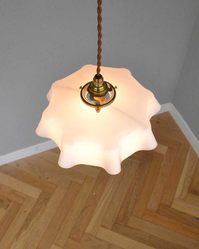 ペンダントライト　照明・ライティング　波うつデザインが可愛いアンティークのガラスランプシェード（コード・シャンデリア電球・ギャラリーA付き）　。。(x-863-z)