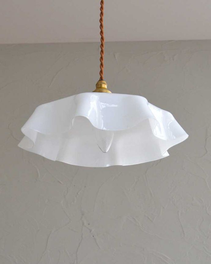 ペンダントライト　照明・ライティング　波うつデザインが可愛いアンティークのガラスランプシェード（コード・シャンデリア電球・ギャラリーA付き）　。。(x-863-z)