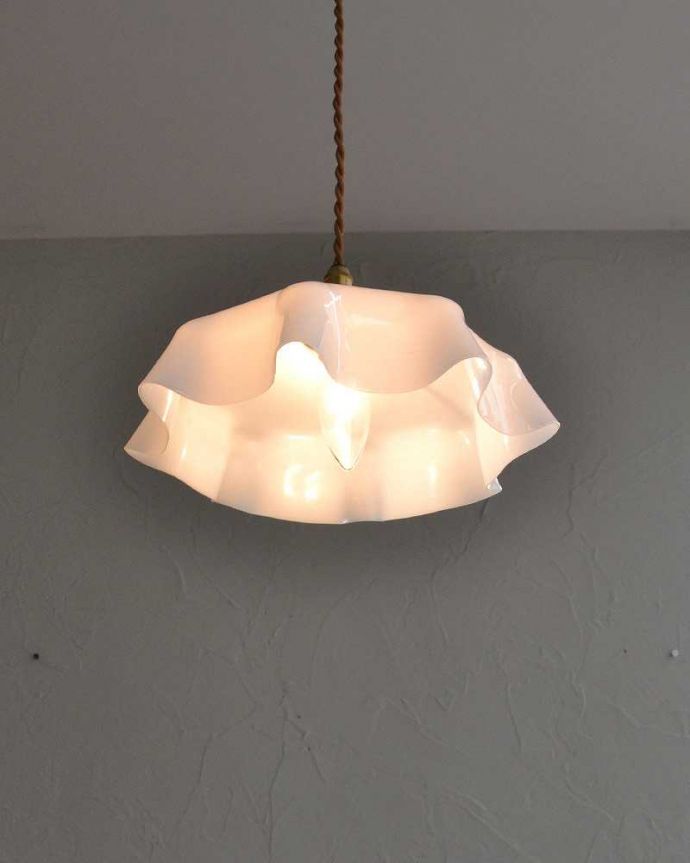 ペンダントライト　照明・ライティング　波うつデザインが可愛いアンティークのガラスランプシェード（コード・シャンデリア電球・ギャラリーA付き）　。。(x-863-z)