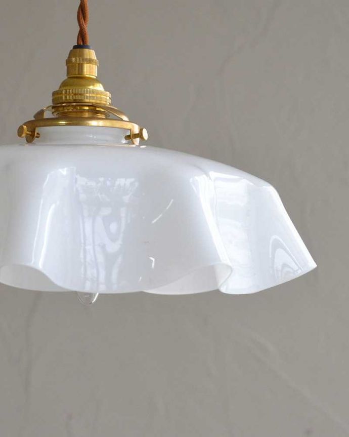 ペンダントライト　照明・ライティング　波うつデザインが可愛いアンティークのガラスランプシェード（コード・シャンデリア電球・ギャラリーA付き）　。。(x-863-z)