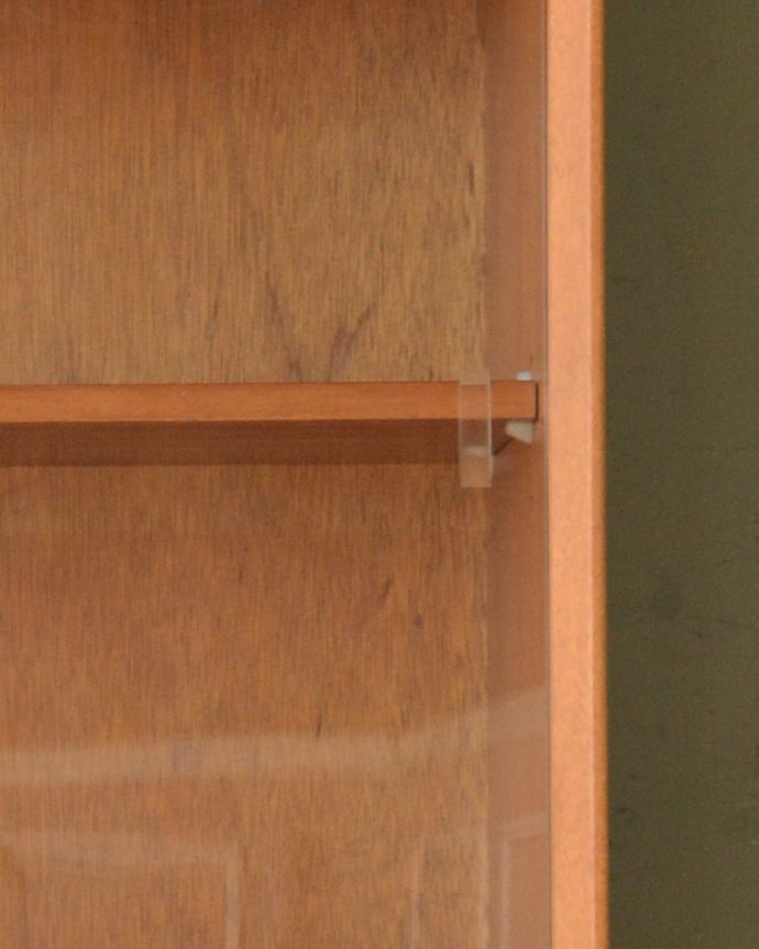 本棚や飾り棚に使えるヴィンテージ家具、引き戸付きのガラス