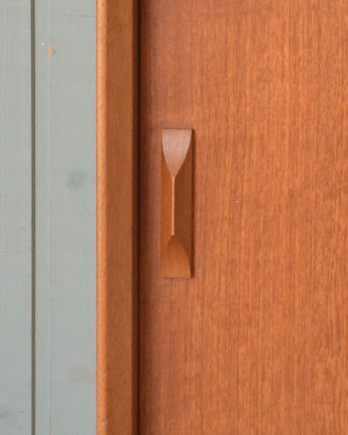 本棚や飾り棚に使えるヴィンテージ家具、引き戸付きのガラス