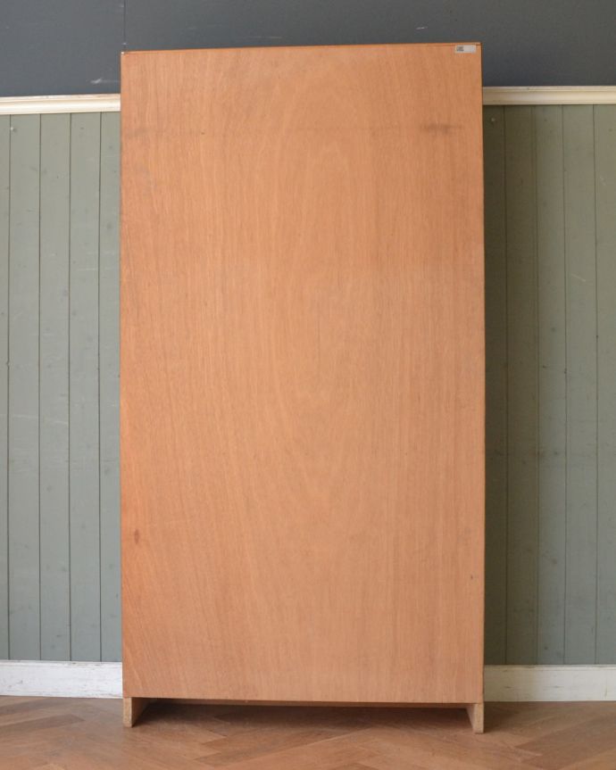 本棚や飾り棚に使えるヴィンテージ家具、引き戸付きのガラス