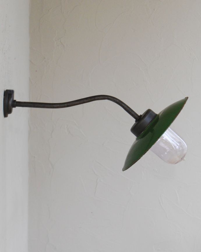 壁付け照明器具の横