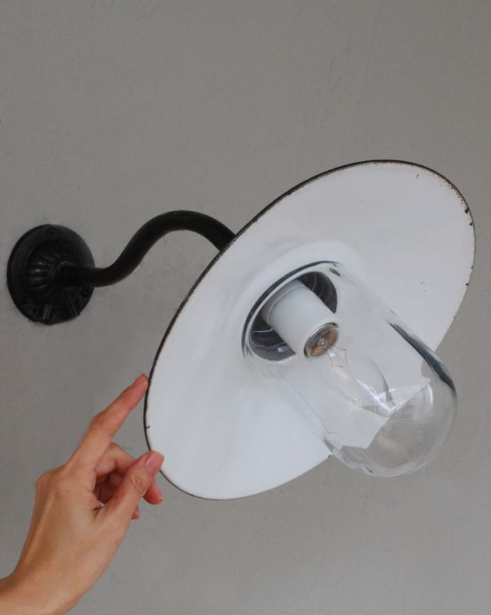 壁付けブラケット　照明・ライティング　フランスから届いたアンティークウォールランプ（外灯）（E26球付き）。。(x-867-z)