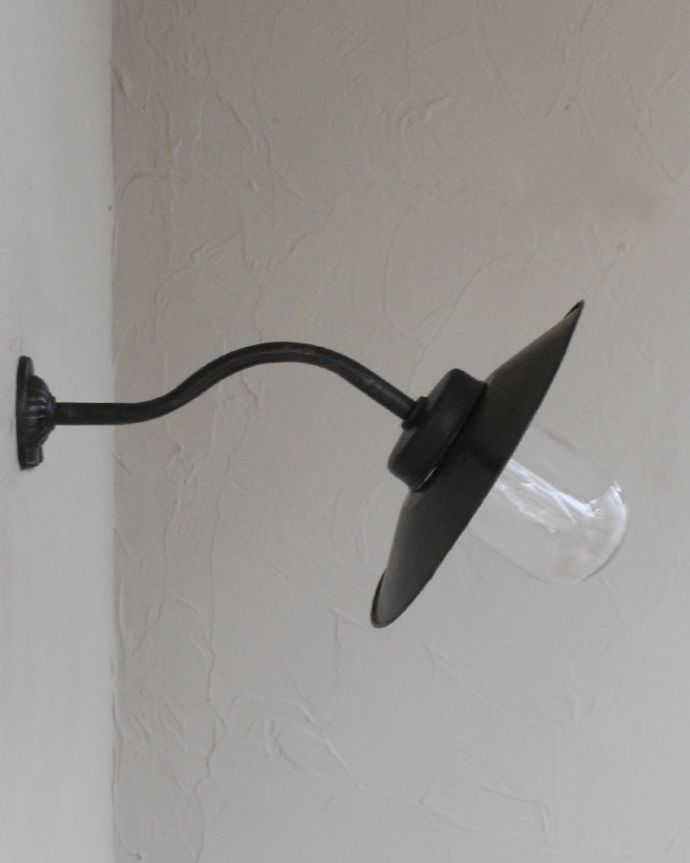 壁付けブラケット　照明・ライティング　フランスから届いたアンティークウォールランプ（外灯）（E26球付き）。。(x-867-z)