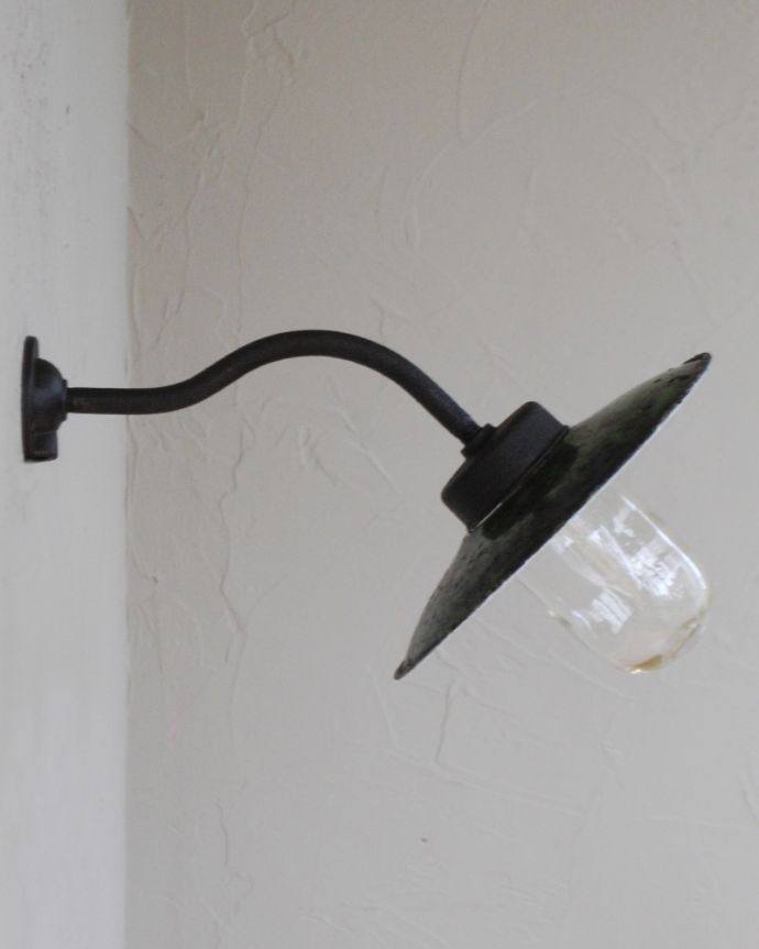 壁付け照明器具の横