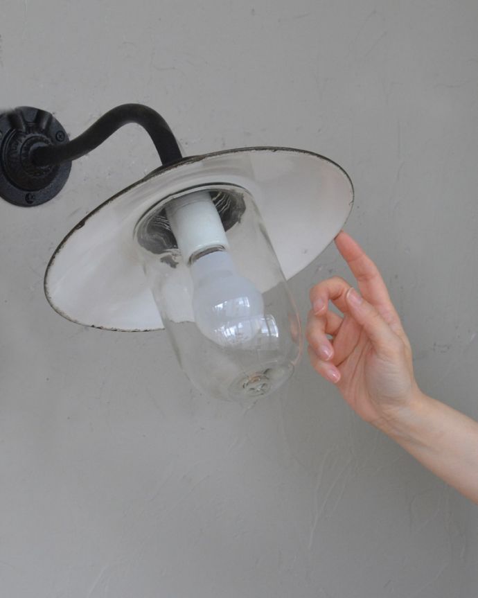 壁付けブラケット　照明・ライティング　フランスのアンティーク照明、デッキランプ (外灯）（E26球付）。。(x-870-z)