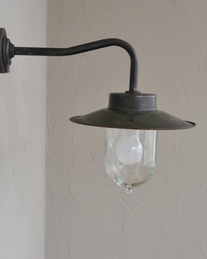 壁付けブラケット　照明・ライティング　フランス輸入のアンティークデッキランプ (外灯）（E26球付）。。(x-871-z)