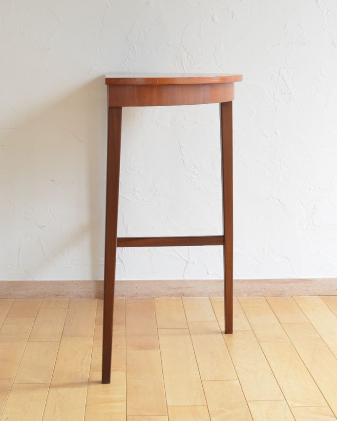 ヴィンテージの北欧インテリア、半月型のコンソールテーブル（サイド