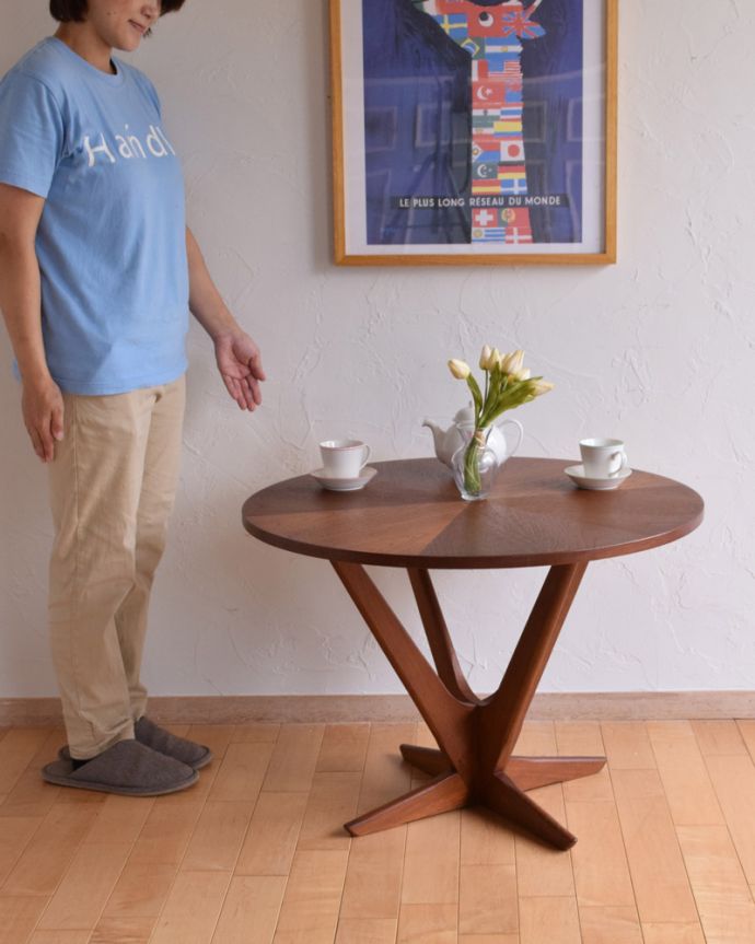 北欧ビンテージスタイル アンティーク家具 George Jensenのヴィンテージ家具、チーク材の丸いセンターテーブル(コーヒーテーブル)。天板が広いので、ゆったりとお使い頂けます。(x-873-f)