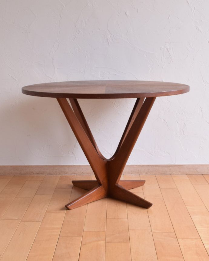 北欧ビンテージスタイル アンティーク家具 George Jensenのヴィンテージ家具、チーク材の丸いセンターテーブル(コーヒーテーブル)。脚の美しさが自慢のテーブル!※アンティークは新品ではないので、もちろん経年変化によるキズはありますが、専門の職人が目立たないようキレイにお直しをしているので、後姿までキレイです。(x-873-f)