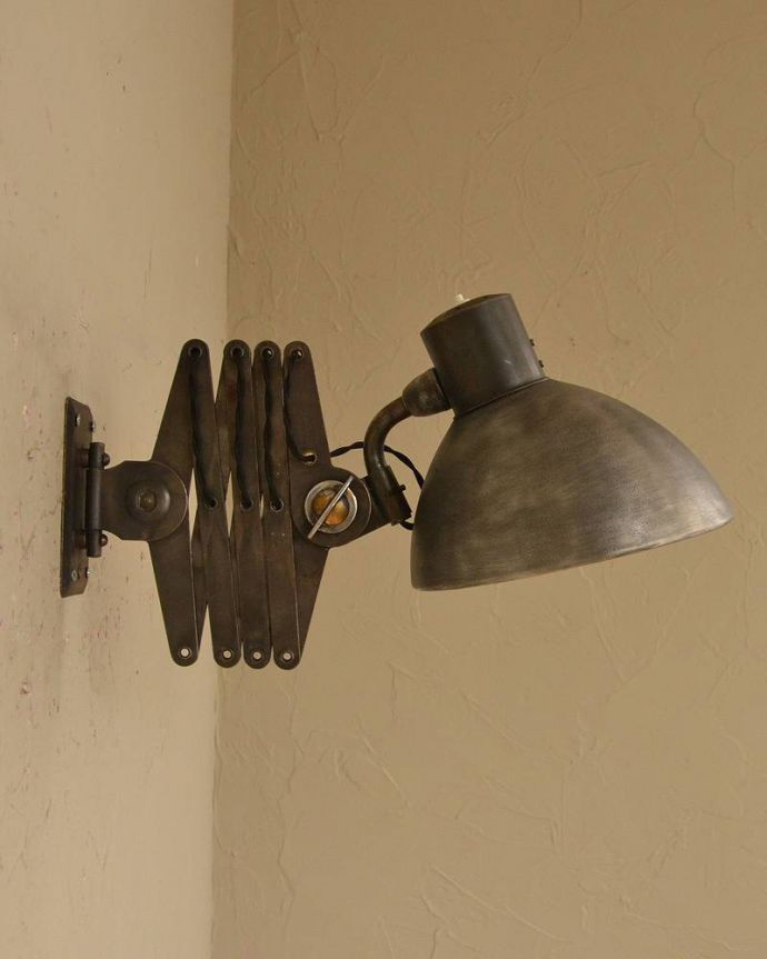 壁付けブラケット　照明・ライティング　北欧テイストに合うかっこいいヴィンテージの照明、イギリスのシザーランプ(E17シャンデリア球付)。。(x-873-z)