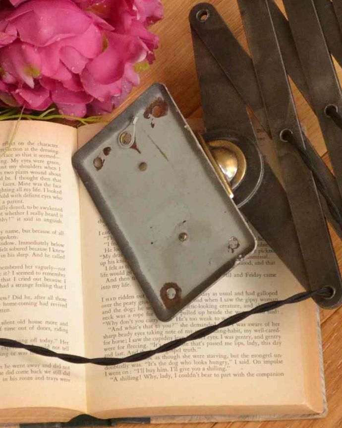 壁付けブラケット　照明・ライティング　北欧テイストに合うかっこいいヴィンテージの照明、イギリスのシザーランプ(E17シャンデリア球付)。。(x-873-z)