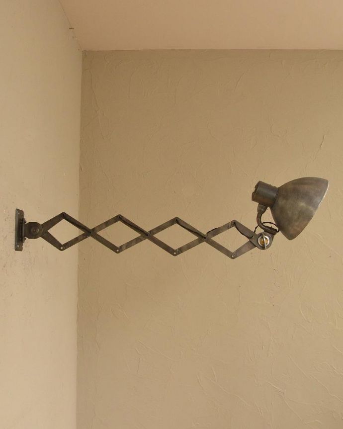 壁付けブラケット　照明・ライティング　北欧テイストに合うかっこいいヴィンテージの照明、イギリスのシザーランプ(E17シャンデリア球付)。。(x-873-z)