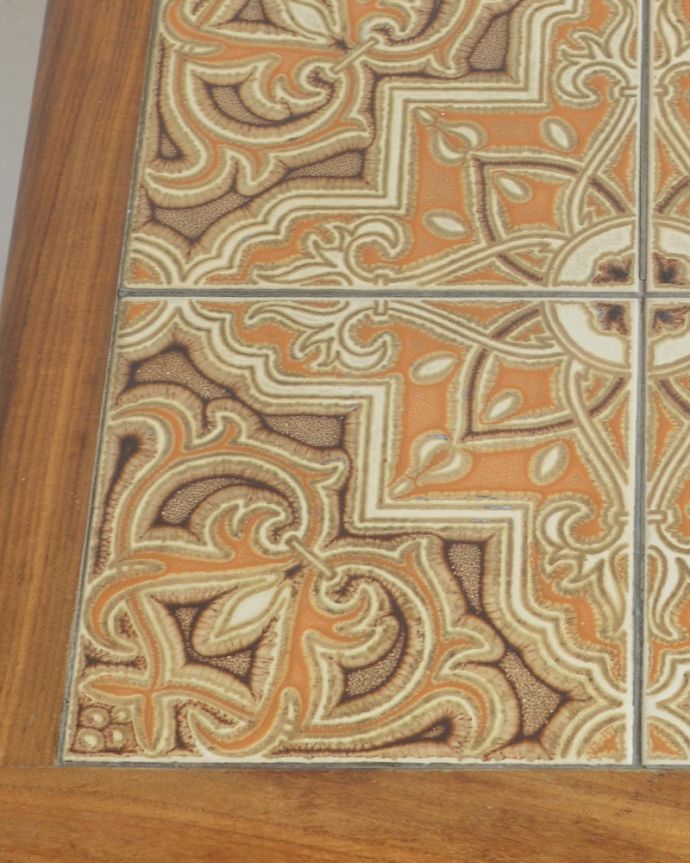 G-PLAN(Gプラン)　アンティーク家具　３つのテーブルがセットで届く！G-planのヴィンテージネストテーブル。華やかな印象のアンティークタイル。(x-874-f)