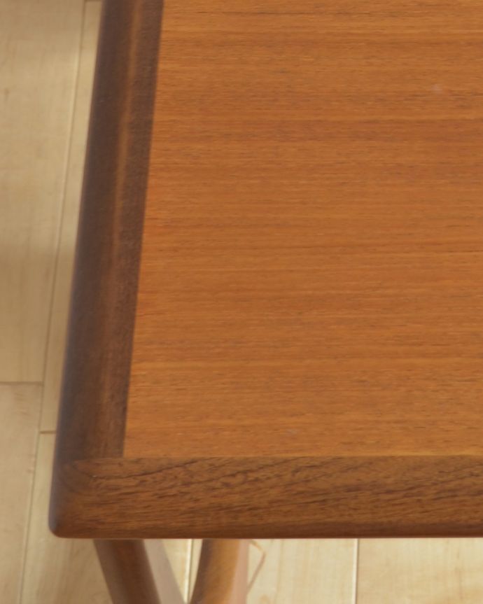 G-PLAN(Gプラン)　アンティーク家具　３つのテーブルがセットで届く！G-planのヴィンテージネストテーブル。アンティークは新品ではないので、もちろん経年変化によるキズはありますが、専門の職人が目立たないようキレイにお直しをしているので、後姿までキレイです。(x-874-f)