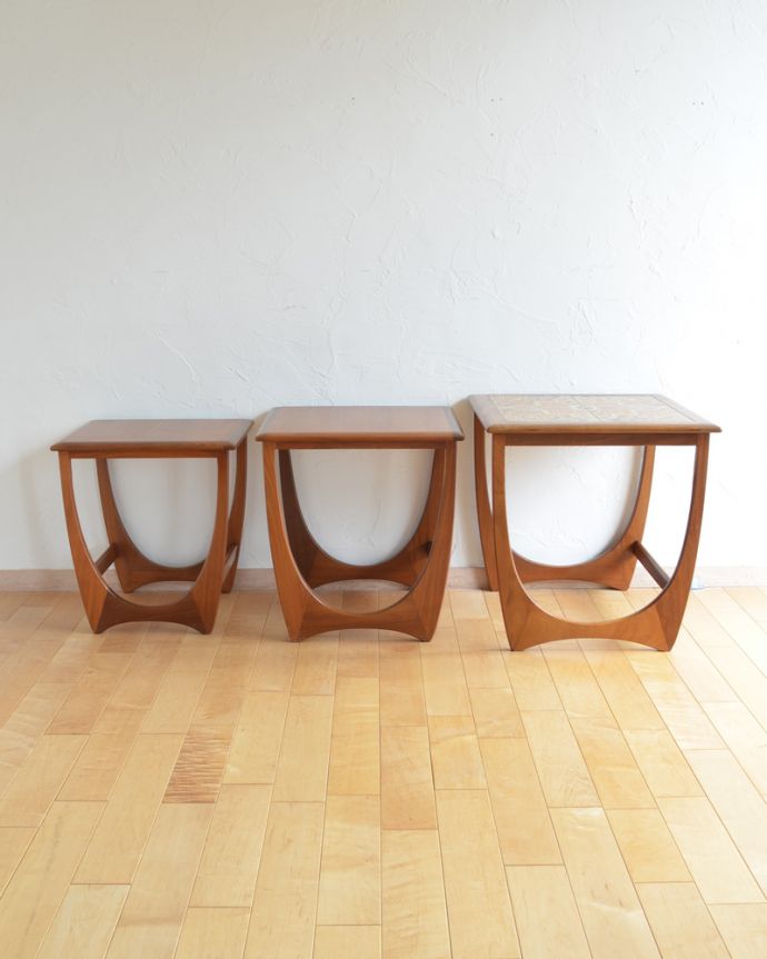 G-PLAN(Gプラン)　アンティーク家具　３つのテーブルがセットで届く！G-planのヴィンテージネストテーブル。大・中・小サイズのテーブルをセットでお届けします。(x-874-f)