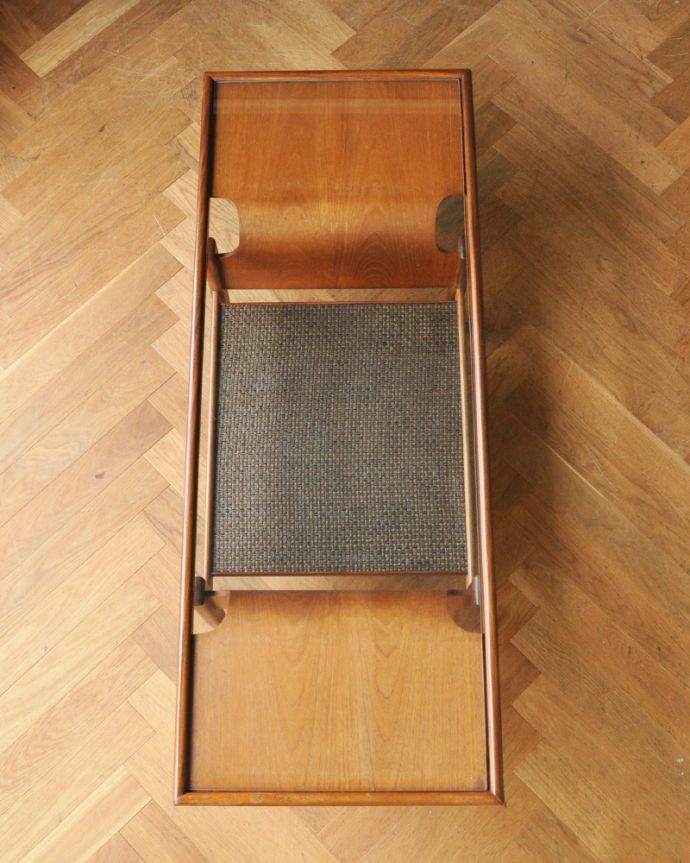 G-PLAN(Gプラン) アンティーク家具 北欧スタイルのヴィンデージ家具、棚付きで便利なG-PLANのコーヒーテーブル(ガラストップ)。上から見るとこんな感じ。(x-875-f)