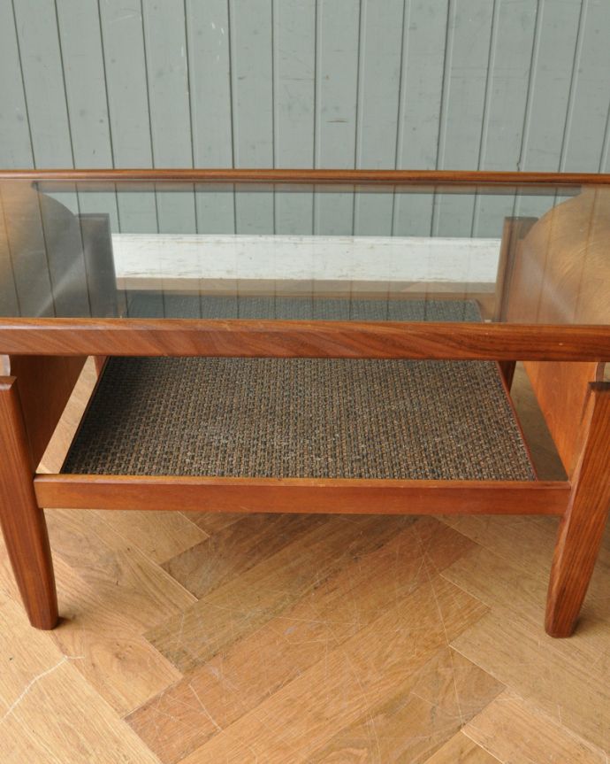 G-PLAN(Gプラン) アンティーク家具 北欧スタイルのヴィンデージ家具、棚付きで便利なG-PLANのコーヒーテーブル(ガラストップ)。木×ガラスが作り出すクールな優しさあたたかい木材の上にクールなガラス天板を乗せたシンプルなデザインは、見た目だけじゃなく使い勝手もバツグン。(x-875-f)