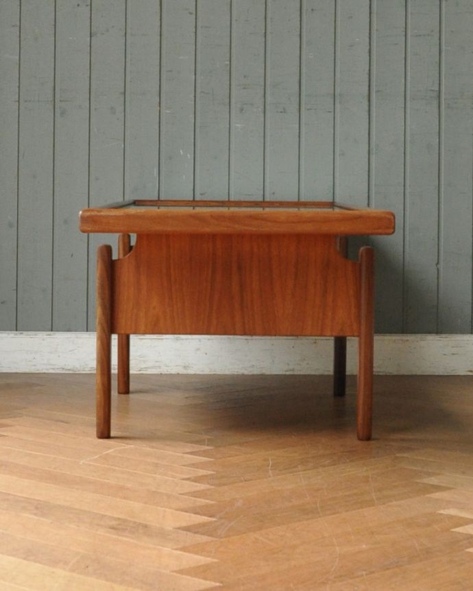 G-PLAN(Gプラン) アンティーク家具 北欧スタイルのヴィンデージ家具、棚付きで便利なG-PLANのコーヒーテーブル(ガラストップ)。横から見てもカッコイイ北欧スタイルの家具はデザインがステキだから、横から見た姿も絵になるカッコよさ!。(x-875-f)