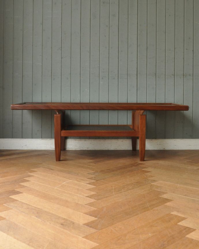 G-PLAN(Gプラン) アンティーク家具 北欧スタイルのヴィンデージ家具、棚付きで便利なG-PLANのコーヒーテーブル(ガラストップ)。見る角度によって見え方が違う…ヴィンテージなので、もちろん経年変化によるキズはありますが、専門の職人がしっかり修復しているので安心さが違います。(x-875-f)