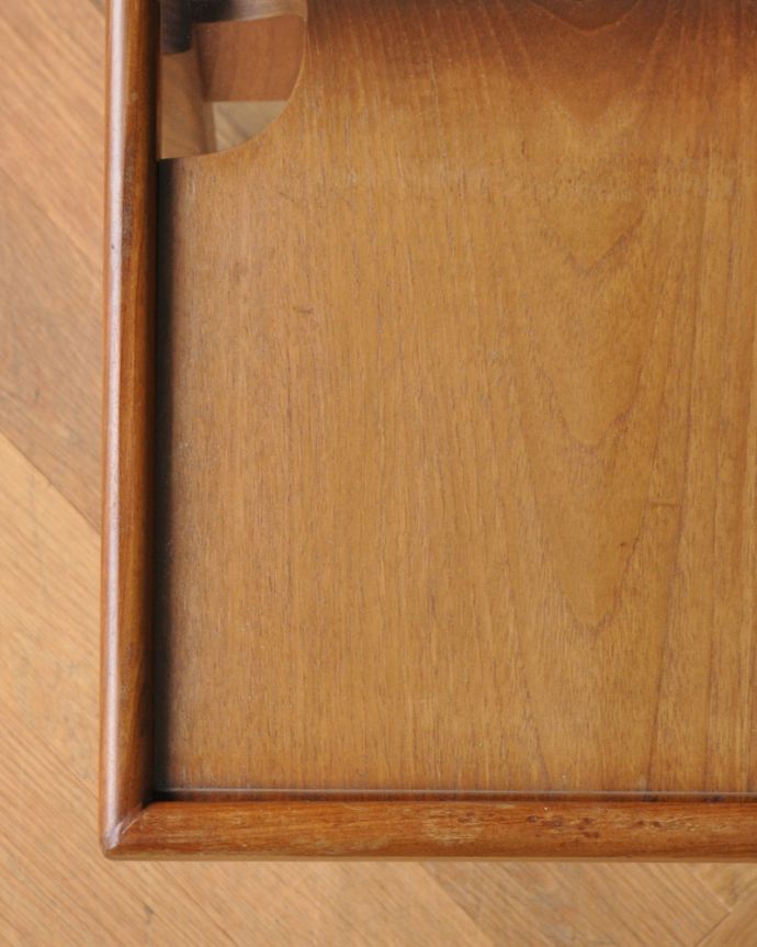 G-PLAN(Gプラン) アンティーク家具 北欧スタイルのヴィンデージ家具、棚付きで便利なG-PLANのコーヒーテーブル(ガラストップ)。天板を近くで見てみると・・・こんな感じでとってもキレイです!気になる方には新しいガラス天板に取り替えてお届けします。(x-875-f)