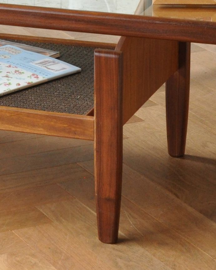 G-PLAN(Gプラン) アンティーク家具 北欧スタイルのヴィンデージ家具、棚付きで便利なG-PLANのコーヒーテーブル(ガラストップ)。女性1人でラクラク運べちゃう仕掛けHandleのアンティークは、脚の裏にフェルトキーパーをお付けしています。(x-875-f)